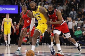 英雄联盟攻略-关于赛地聚焦——欧联国际比赛日热度飙升；洛杉矶湖人止住颓势；悬念犹存；身体对抗强度拉满的信息